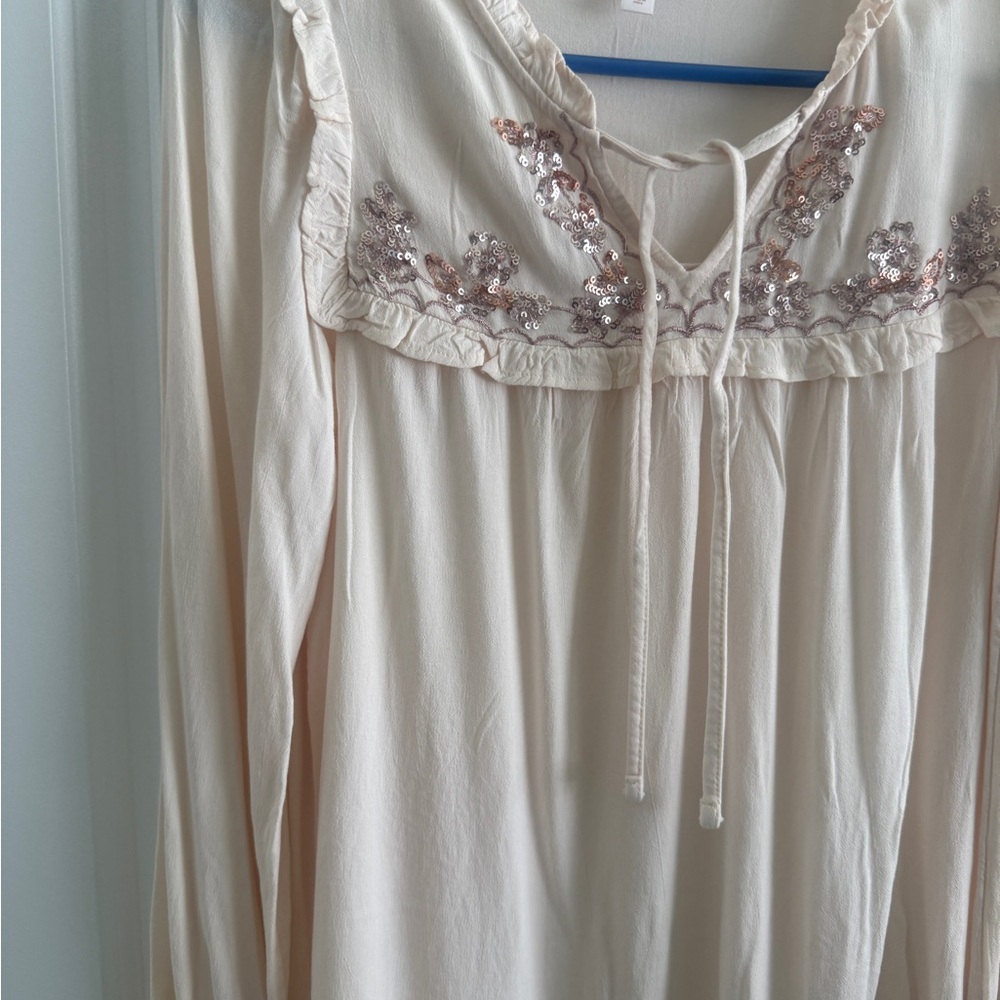 LC Lauren Conrad Cream Top with Sequin Details
Small size
In a good condition